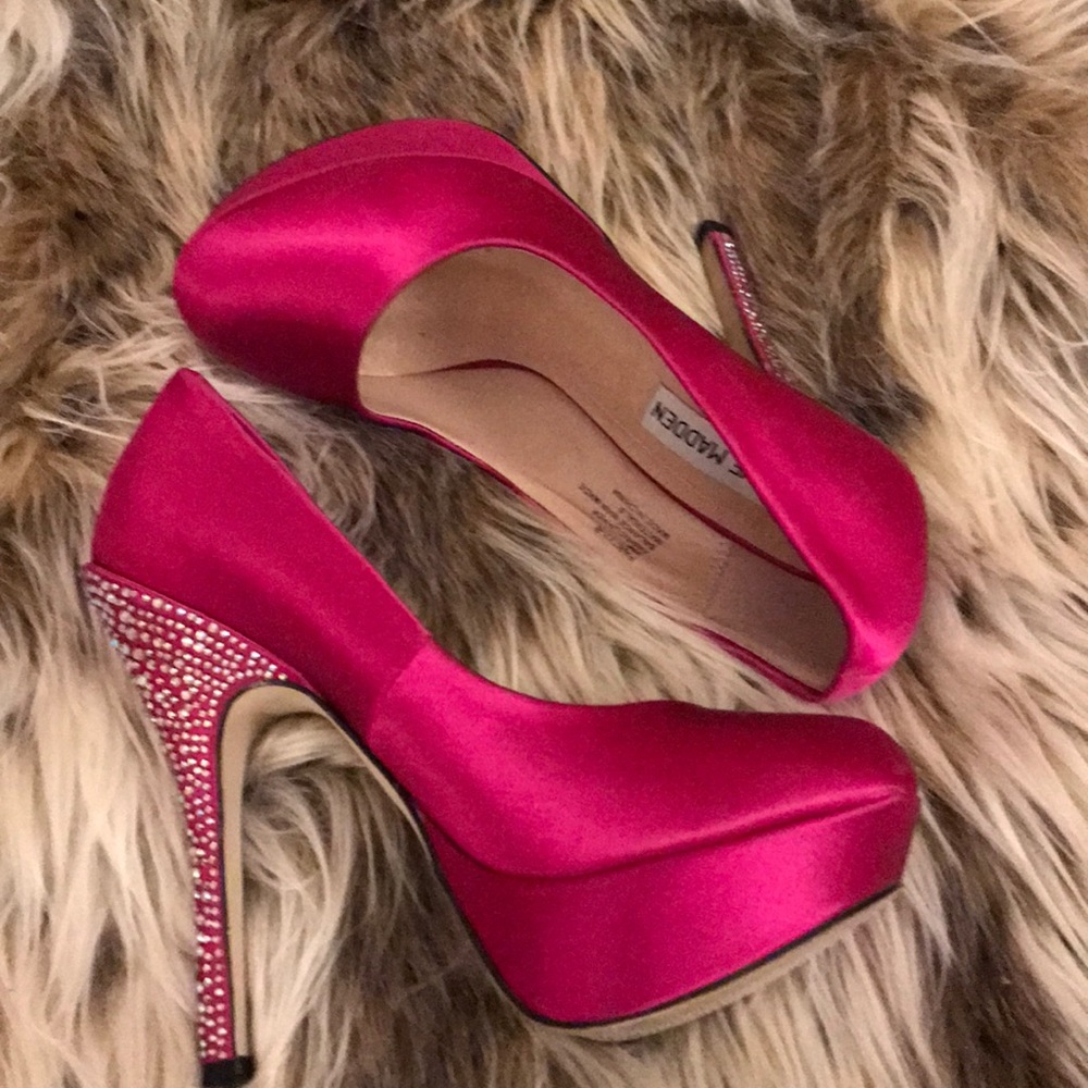 Steve Madden Fuscia color Heals
